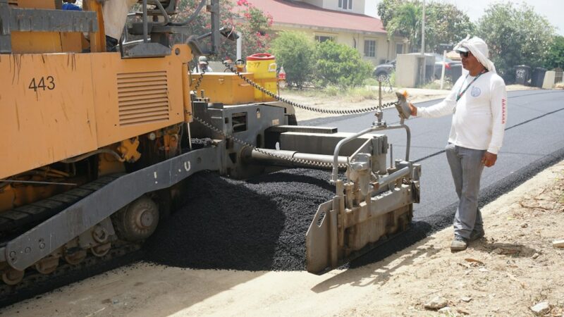 Maquinaria amarilla y trabajos de reconstrucción sobre una carretera, representando las obras en las concesiones viales del Valle del Cauca.
