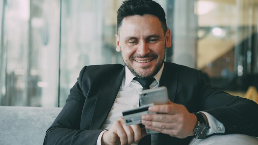 Persona sosteniendo un teléfono móvil con una aplicación bancaria, en alusión a la banca digital y la inclusión financiera en Colombia.