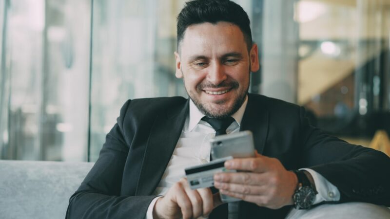 Persona sosteniendo un teléfono móvil con una aplicación bancaria, en alusión a la banca digital y la inclusión financiera en Colombia.