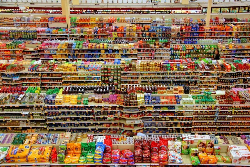 Interior de un supermercado de conveniencia con pasillos y productos esenciales en exhibición, similar al formato Don Salva de Cencosud.