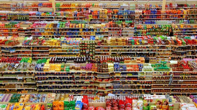 Interior de un supermercado de conveniencia con pasillos y productos esenciales en exhibición, similar al formato Don Salva de Cencosud.