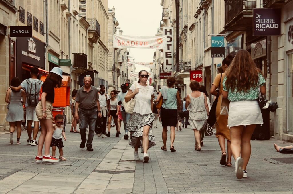Calles comerciales de Cali con tránsito peatonal