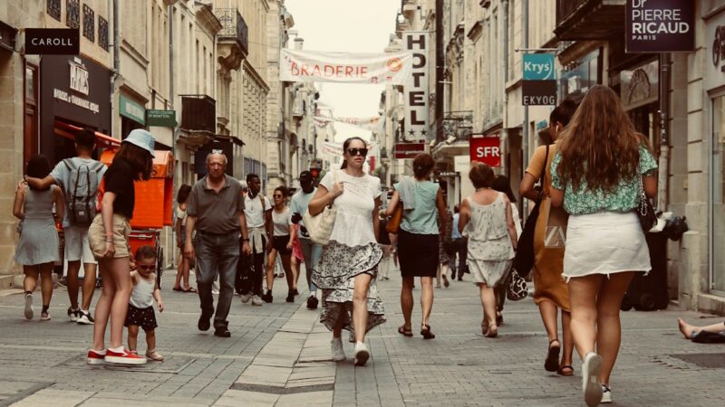 Calles comerciales de Cali con tránsito peatonal