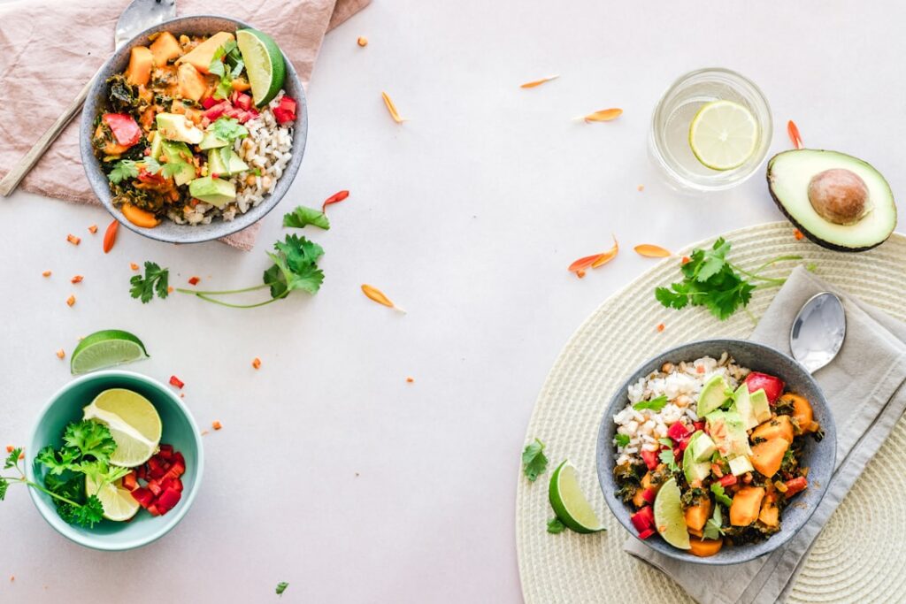 Bowls de comida 100 % vegetal con verduras frescas, legumbres, granos y salsa, el plato central del VegUp Fest