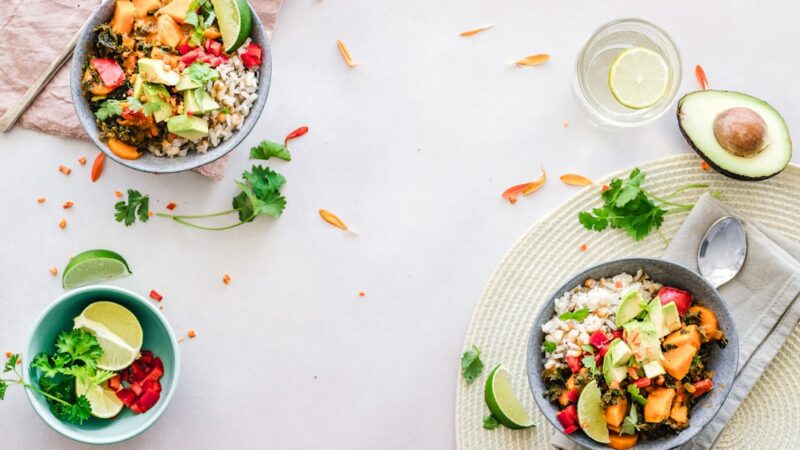 Bowls de comida 100 % vegetal con verduras frescas, legumbres, granos y salsa, el plato central del VegUp Fest