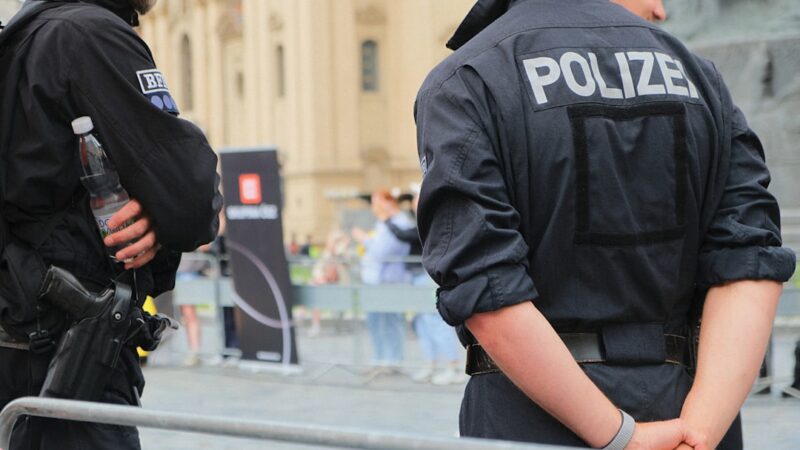 Manos esposadas durante un arresto policial, imagen alusiva a la captura de Aníbal Alexander Canelón Aguirre, alias El Ingeniero.