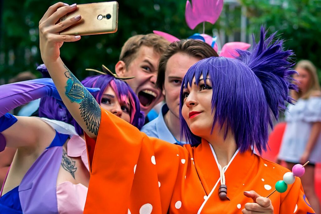 Asistentes disfrazados de personajes de anime y cómics durante una convención