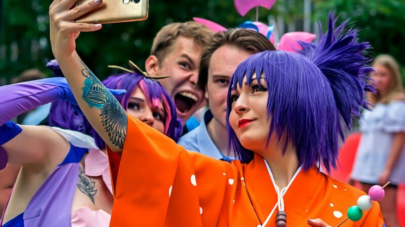 Asistentes disfrazados de personajes de anime y cómics durante una convención