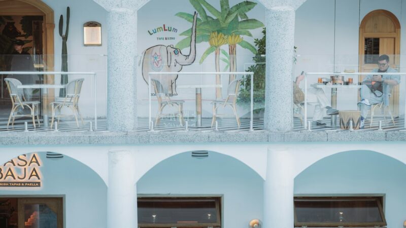 Grupo de personas reunidas en una mesa de restaurante, algunas mirando sus teléfonos celulares en lugar de interactuar con sus acompañantes