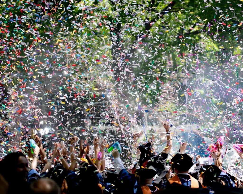Persona celebrando con confeti al verificar los resultados de un sorteo de lotería