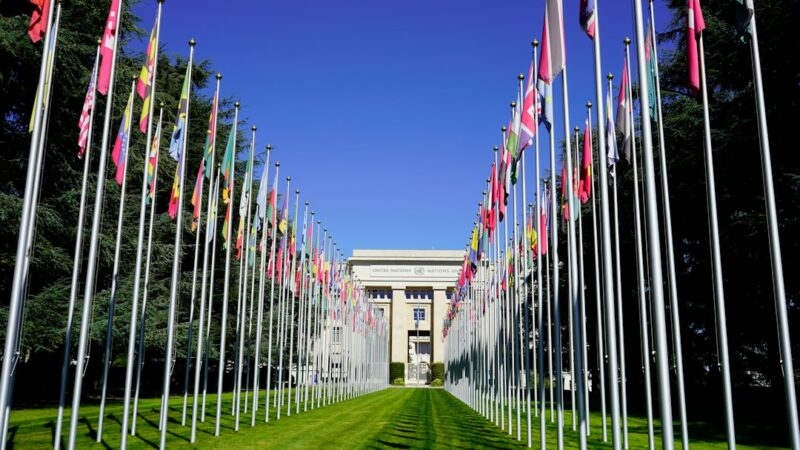 Funcionarios diplomáticos reunidos en un salón institucional con banderas de Colombia y Estados Unidos