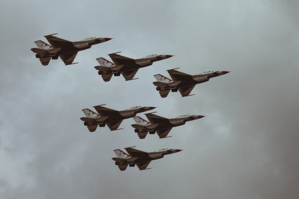 Aeronave militar en vuelo durante una operación, imagen representativa del fallo que fijó condiciones para bombardeos en presencia de menores