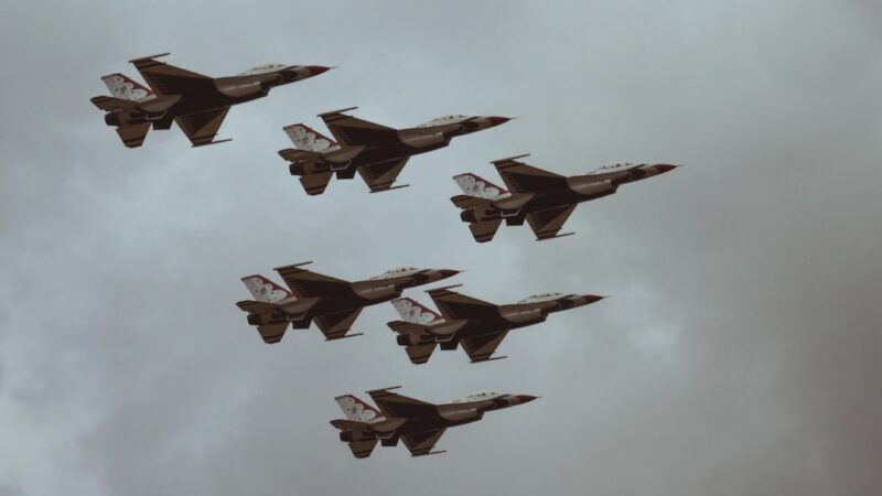 Aeronave militar en vuelo durante una operación, imagen representativa del fallo que fijó condiciones para bombardeos en presencia de menores