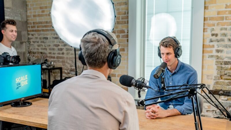 Micrófono profesional en un estudio de grabación utilizado por creadores de podcasts