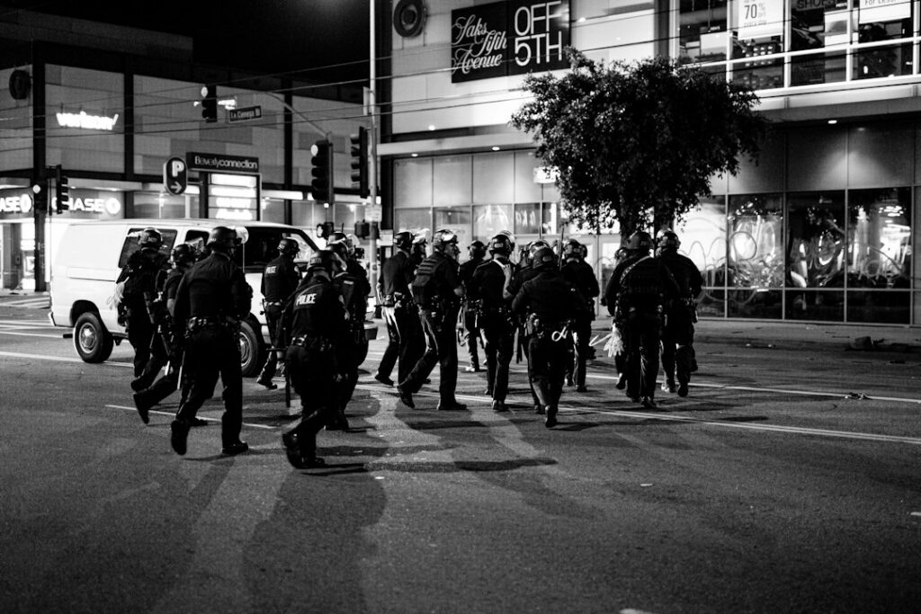 Elementos de seguridad durante un operativo nocturno en una ciudad colombiana