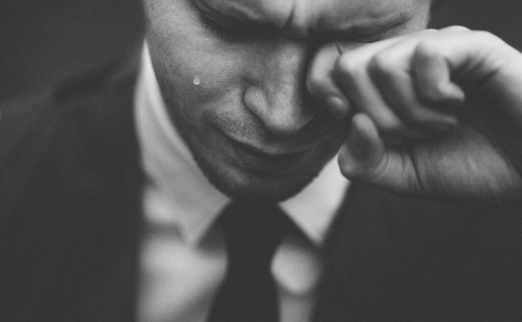 Hombre pensativo, representando la dificultad de expresar emociones y vulnerabilidad