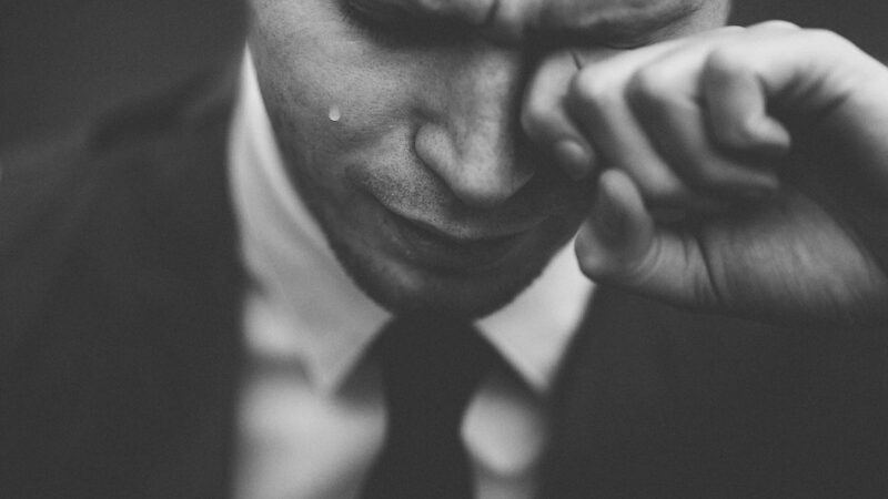 Hombre pensativo, representando la dificultad de expresar emociones y vulnerabilidad