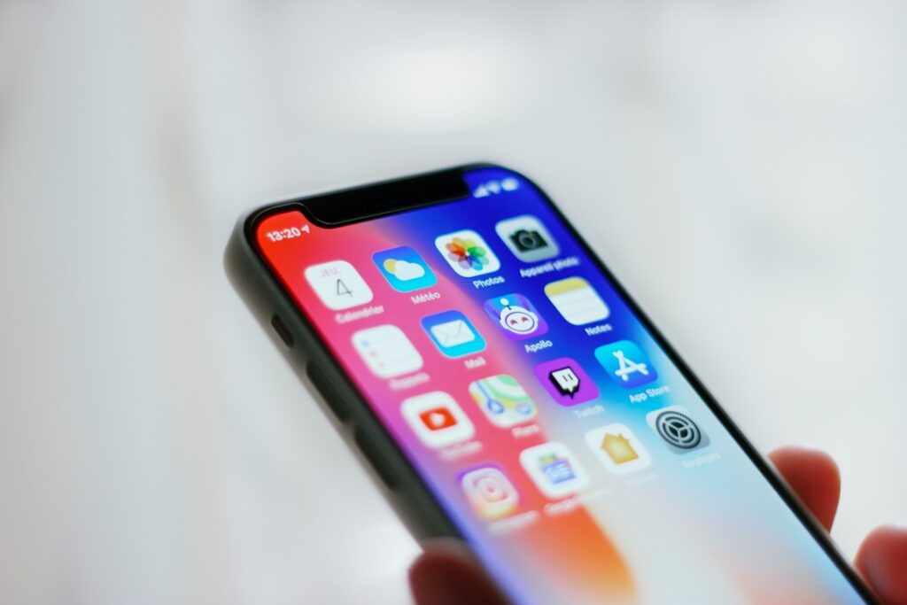 iPhone mostrando una pantalla de seguridad y privacidad con la nueva protección contra estafas de iOS 27