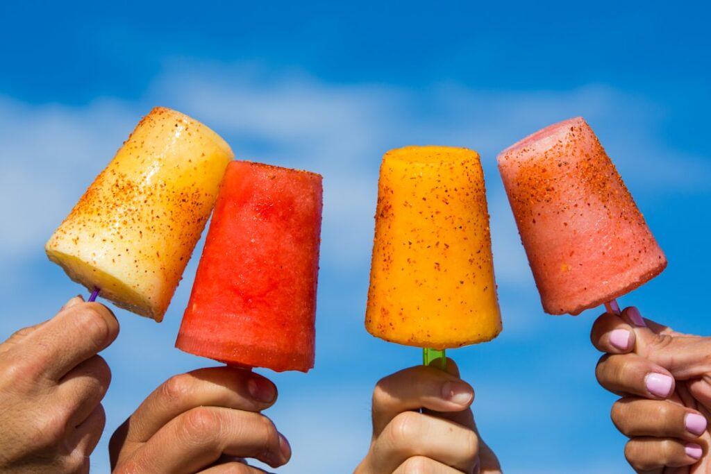 Paletas de crema de whisky y arequipe con trocitos de maní listas para congelar