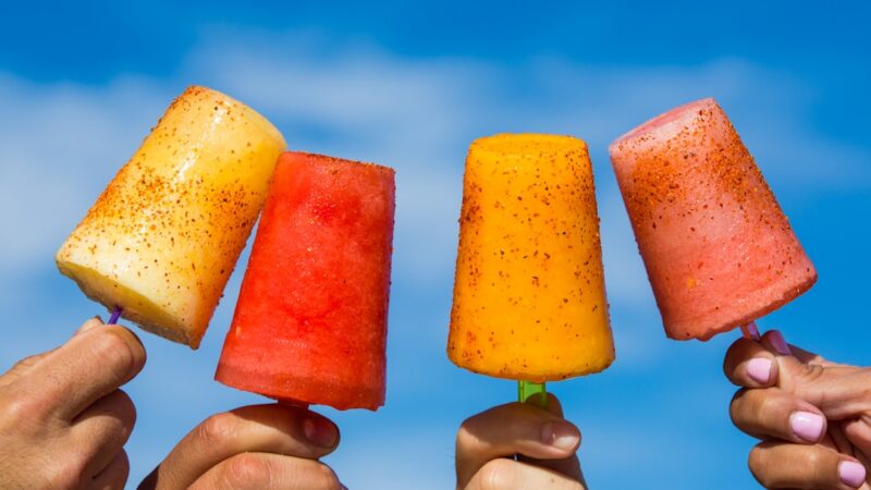 Paletas de crema de whisky y arequipe con trocitos de maní listas para congelar