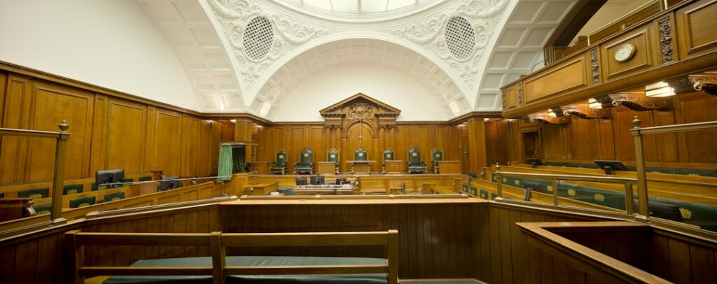 Balanza de la justicia sobre una mesa, símbolo del proceso disciplinario contra el alcalde de Fúquene