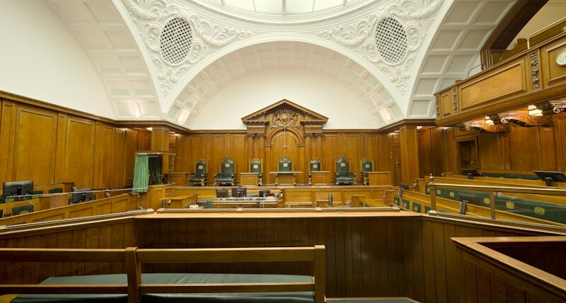 Balanza de la justicia sobre una mesa, símbolo del proceso disciplinario contra el alcalde de Fúquene