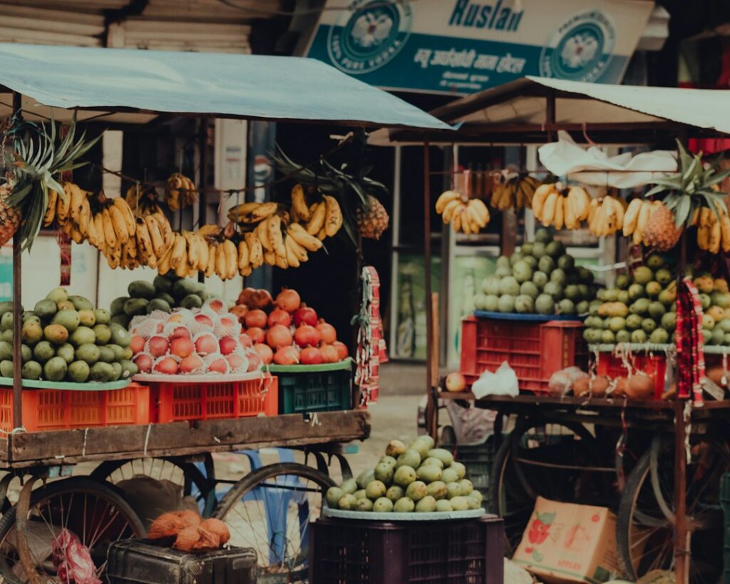 Peatones recorriendo un sector comercial de calle con tiendas y restaurantes en una ciudad colombiana