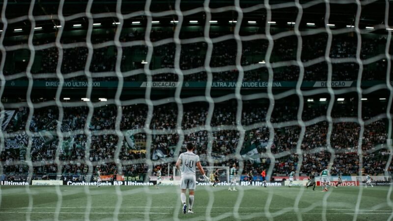 Dayro Moreno de Once Caldas celebra un gol durante un partido de la Liga BetPlay