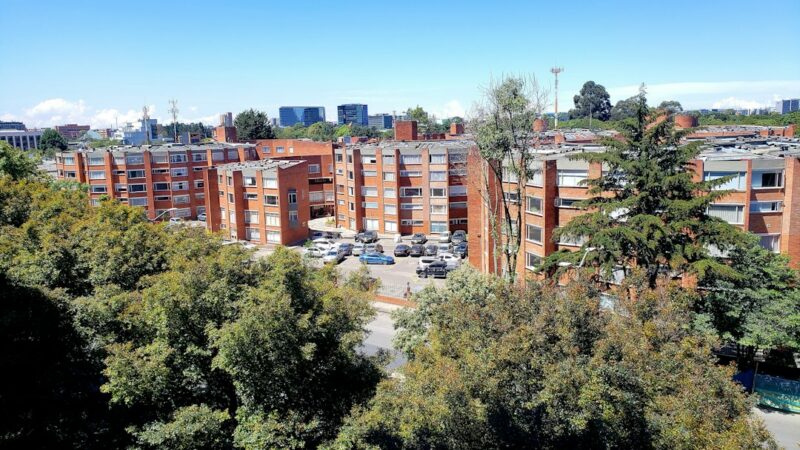 Vista de edificios residenciales en Bosa, localidad del suroccidente de Bogotá, donde fueron halladas sin vida dos mujeres.