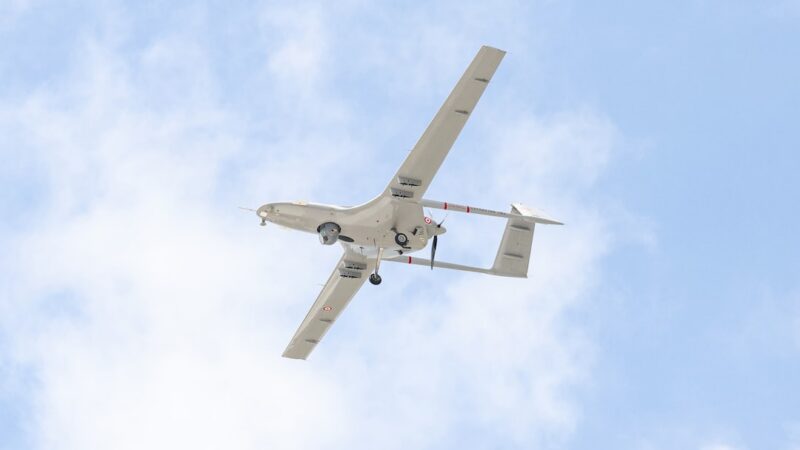 Dron en vuelo, dispositivo cada vez más utilizado por grupos armados para ataques y hostigamientos en zonas de conflicto en Colombia.