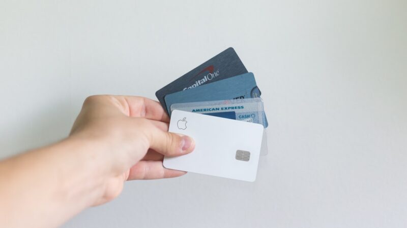 Mano usando una tarjeta de crédito para un pago. Un fallo de la Superfinanciera obligó a un banco a reversar una compra fraudulenta de $6,4 millones.