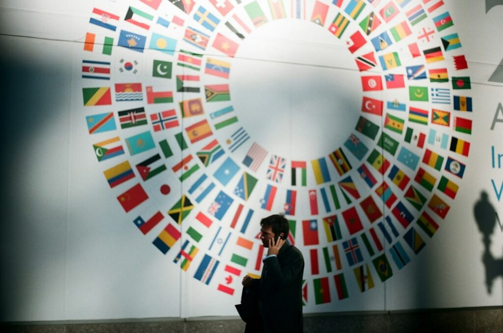 Banderas de varios países frente a un edificio institucional en una reunión diplomática internacional