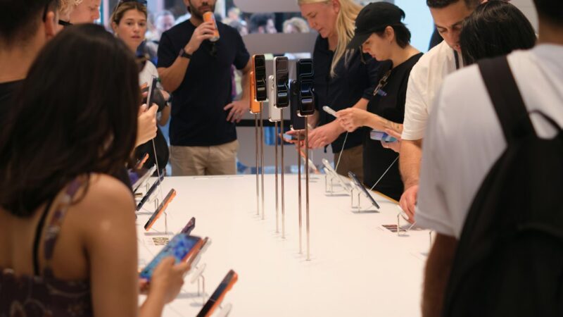 Un teléfono inteligente iPhone exhibido en la vitrina de una tienda de tecnología