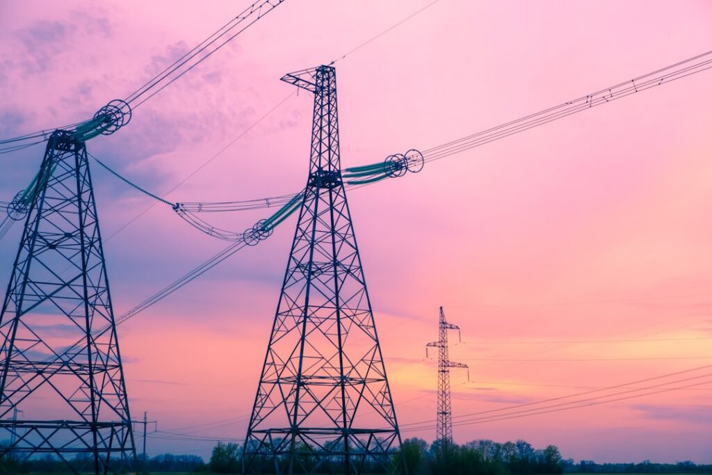 Torres de transmisión eléctrica al atardecer, imagen representativa del sistema eléctrico colombiano
