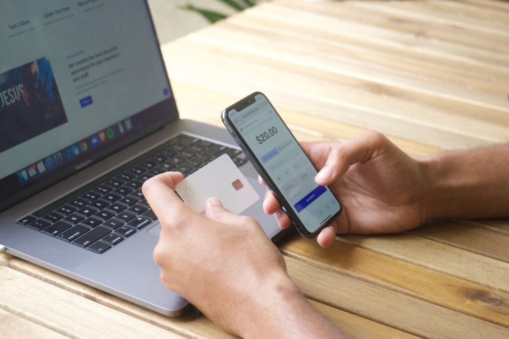 Persona usando un teléfono celular para una transacción de pago digital en un entorno financiero