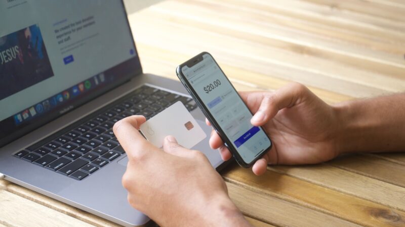 Persona usando un teléfono celular para una transacción de pago digital en un entorno financiero