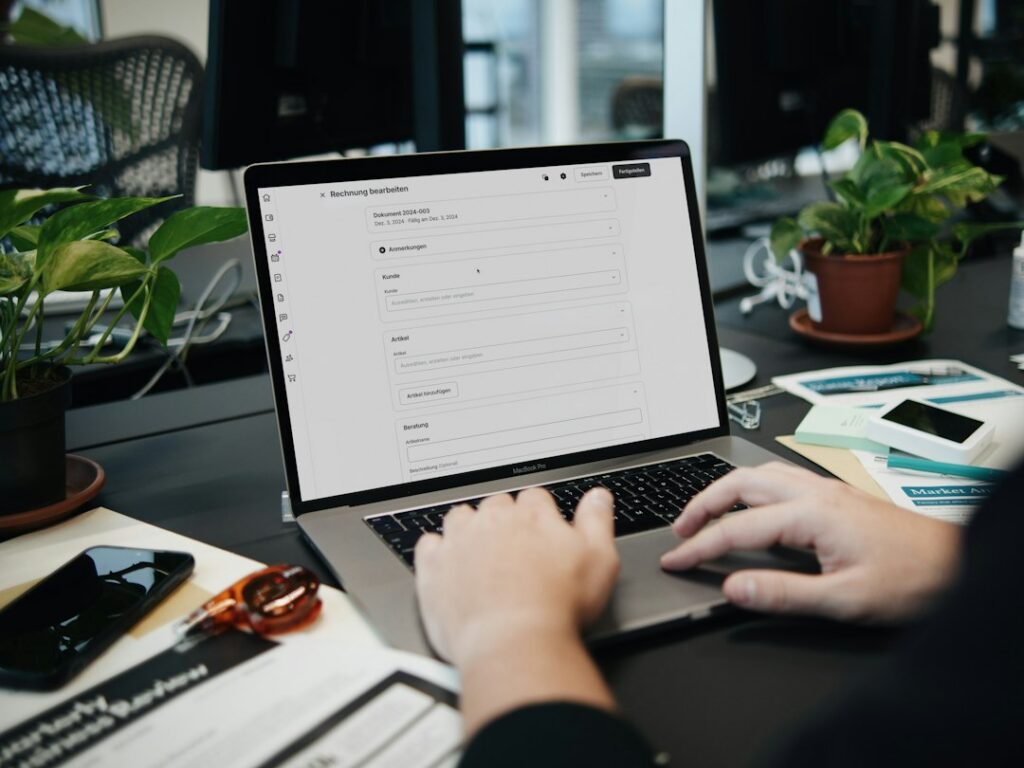 Persona gestionando operaciones bancarias desde un computador, en referencia al ecosistema digital Lulo Empresas de Lulo Bank