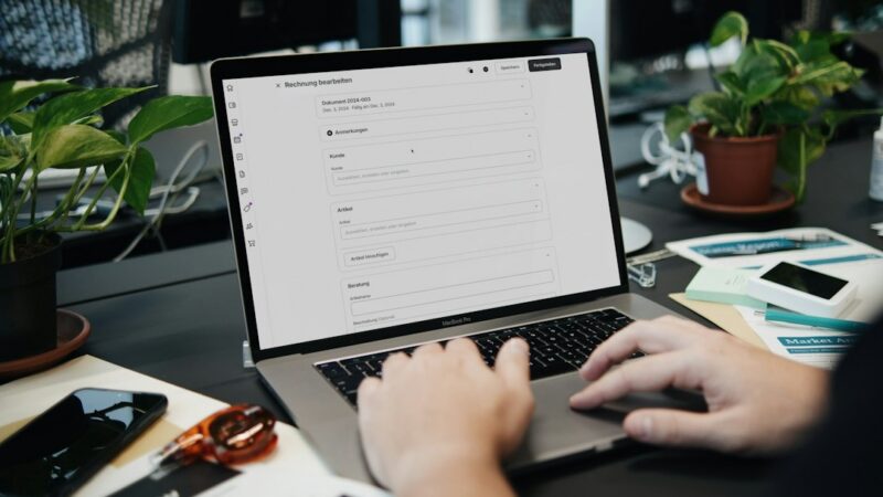 Persona gestionando operaciones bancarias desde un computador, en referencia al ecosistema digital Lulo Empresas de Lulo Bank