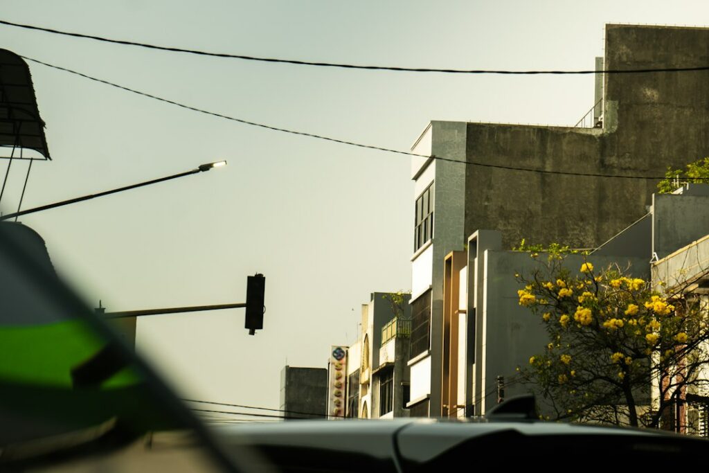 Postes y cables de la red eléctrica de una ciudad, en referencia a los trabajos de mantenimiento de Enel Colombia que causan los cortes de luz
