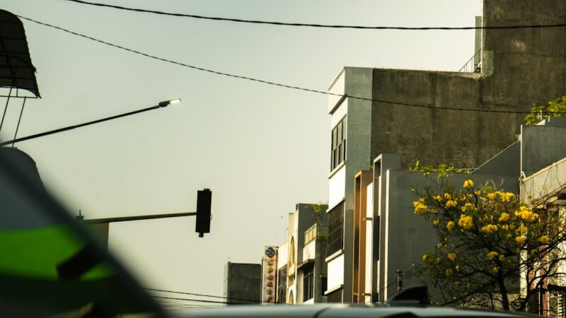 Postes y cables de la red eléctrica de una ciudad, en referencia a los trabajos de mantenimiento de Enel Colombia que causan los cortes de luz