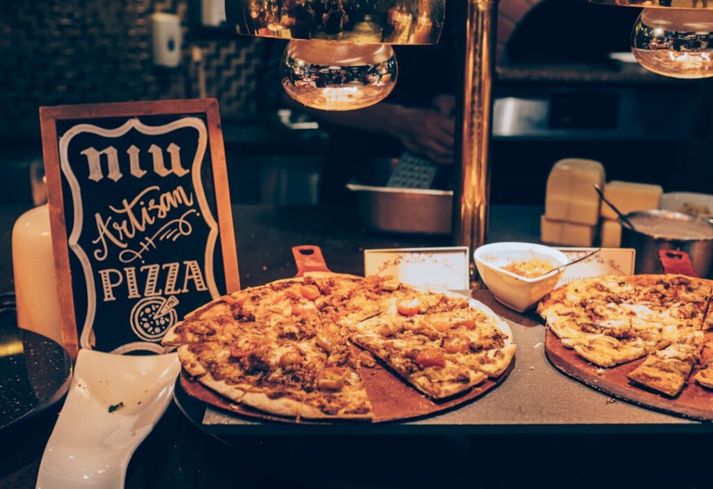 Pizza napolitana recién horneada, estilo artesanal con el que trabaja la pizzería bogotana Pizzardi Artigianale