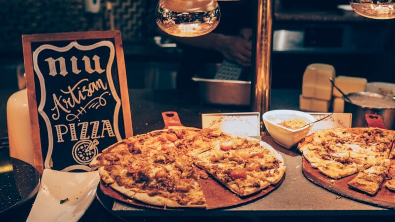 Pizza napolitana recién horneada, estilo artesanal con el que trabaja la pizzería bogotana Pizzardi Artigianale
