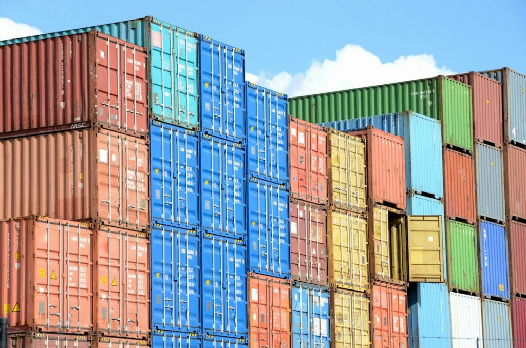 Contenedores de carga en un puerto, imagen ilustrativa de las exportaciones colombianas hacia Europa