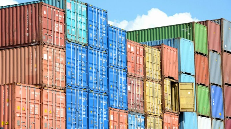 Contenedores de carga en un puerto, imagen ilustrativa de las exportaciones colombianas hacia Europa