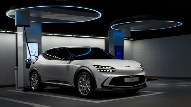 Un SUV eléctrico conectado a una estación de carga, tecnología que llega a Colombia con el Changan NEVO Q05