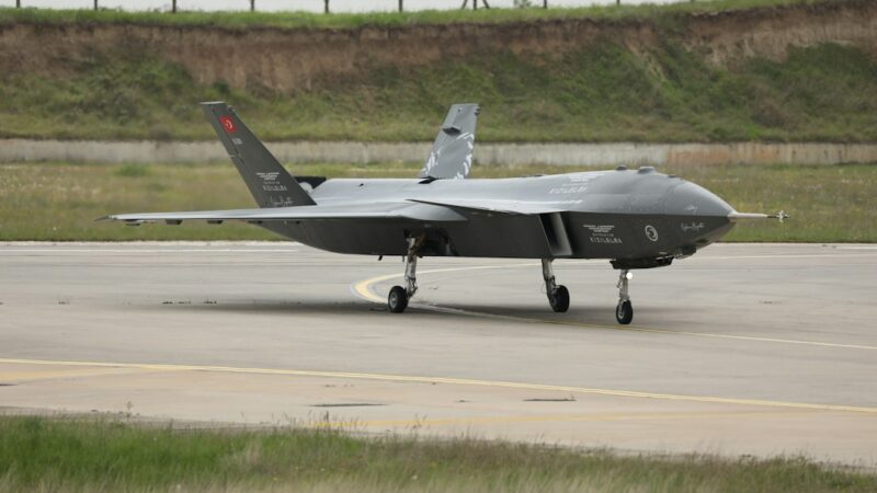 Un drone MQ-9 en vuelo, aeronave no tripulada usada por Estados Unidos en misiones de vigilancia militar.