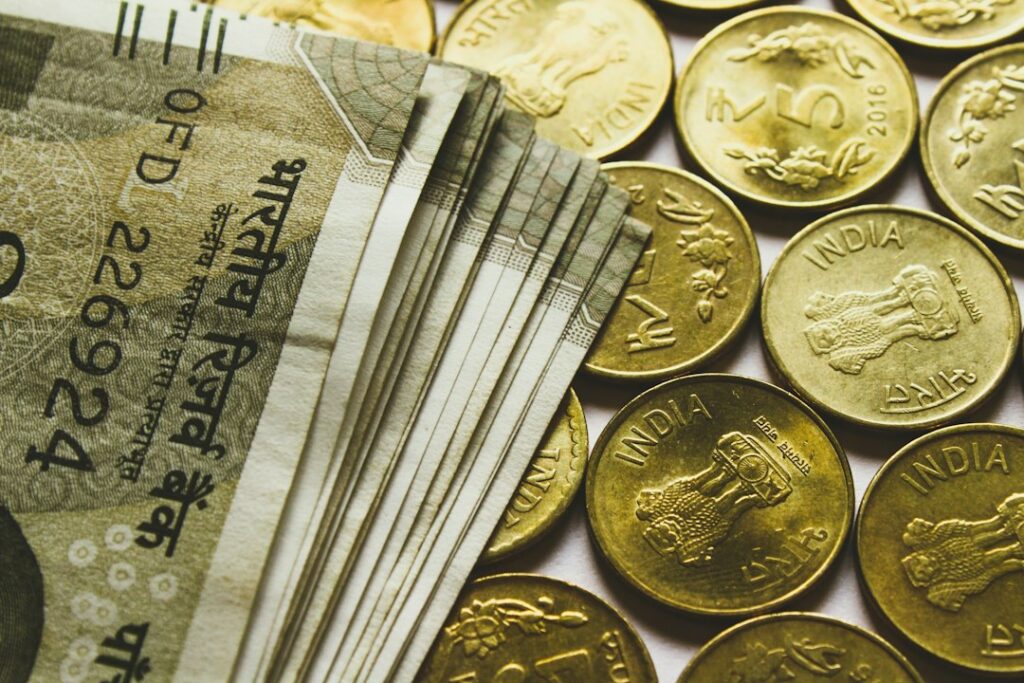 Billetes colombianos de varias denominaciones; el peso es la moneda emergente más revaluada de 2026.