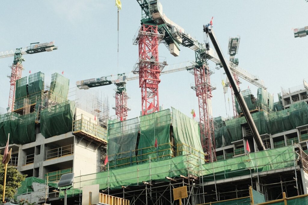 Grúas y trabajadores en una obra de construcción, actividad clave para la reconstrucción de las zonas afectadas por el terremoto.