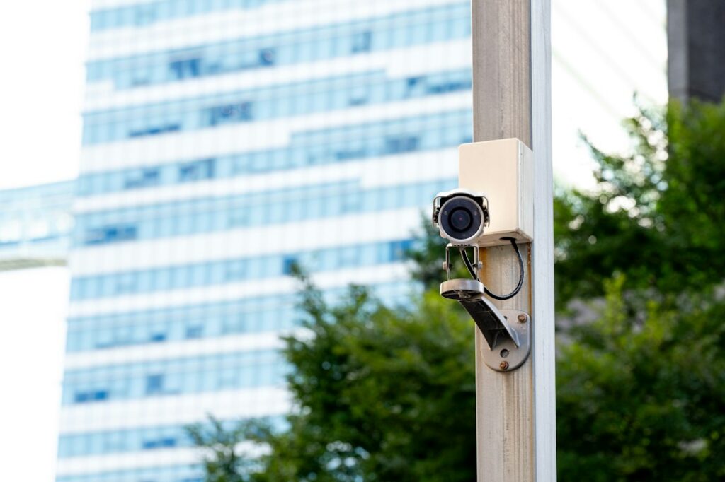 Cámaras de vigilancia urbana, tecnología central en los sistemas de reconocimiento facial y seguridad que avanzan en América Latina