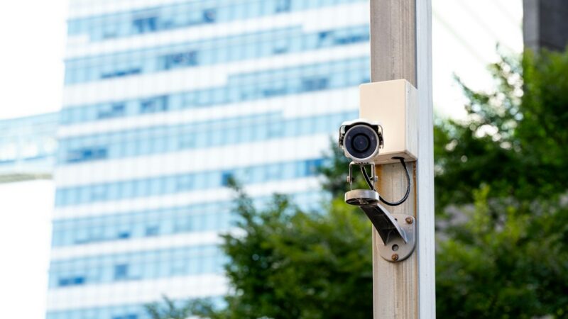 Cámaras de vigilancia urbana, tecnología central en los sistemas de reconocimiento facial y seguridad que avanzan en América Latina